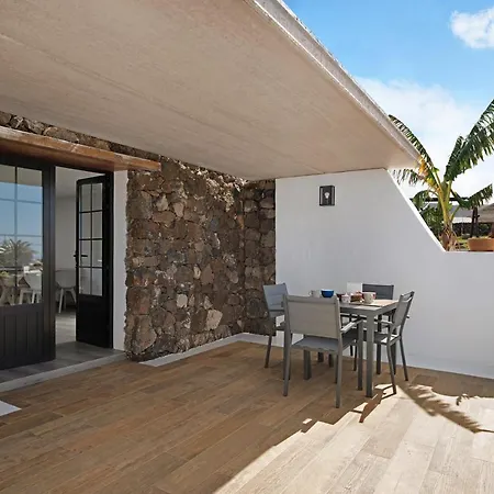 La Orilla Del Volcan Yaiza (Lanzarote)