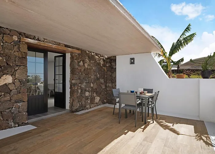 La Orilla Del Volcan Yaiza (Lanzarote)